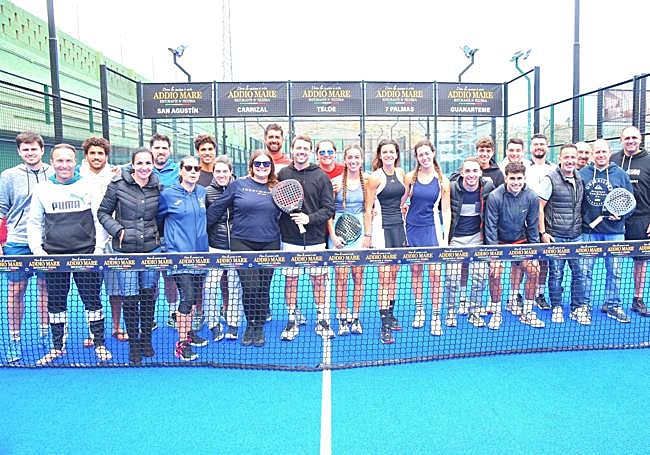 Foto de familia de los premiados.