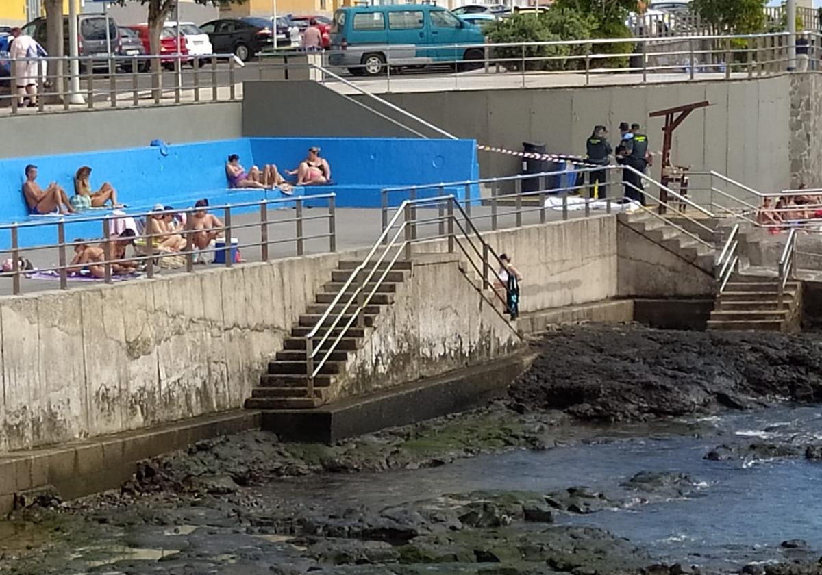 Imagen de la Guardia Civil y la Policía Local custodiando el cuerpo.