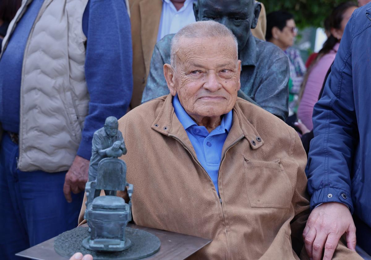 Homenajeado con una réplica de la escultura.