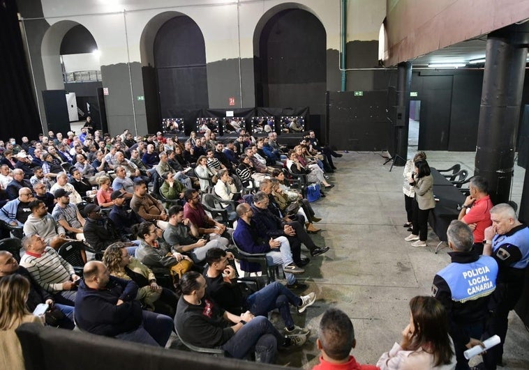 La alcaldesa de Las Palmas de Gran Canaria, Carolina Darias, se dirige a los carroceros que participan en el edificio Miller.