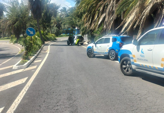 Coches de la Guardia Civil y la Policía Local de Pájara, en Costa Calma.