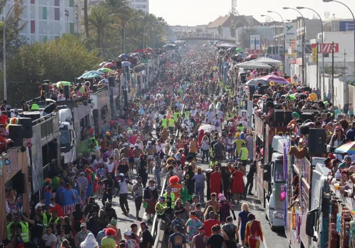 Las carrozas de la última edición de la cabalgata, minutos antes de que se iniciase el recorrido.