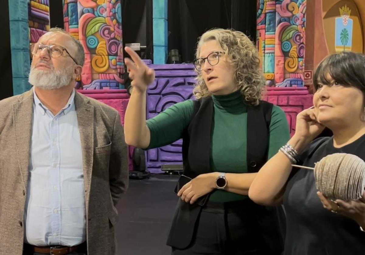 Francisco García y Yaiza Pérez, junto a Margarita López, en el escenario.