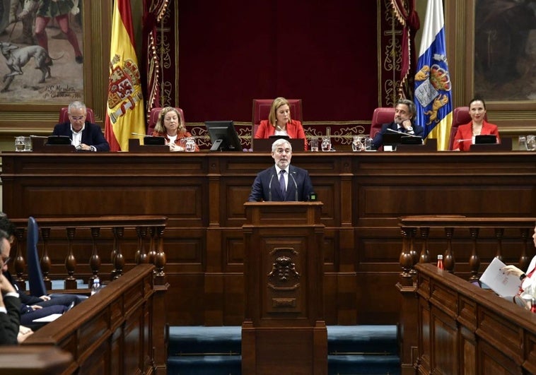 El presidente canario Fernando Clavijo, durante su intervención en el Parlamento este martes.