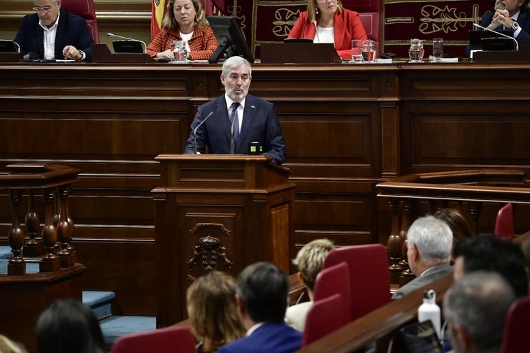 Fernando Clavijo, en el atril del Parlamento de Canarias.