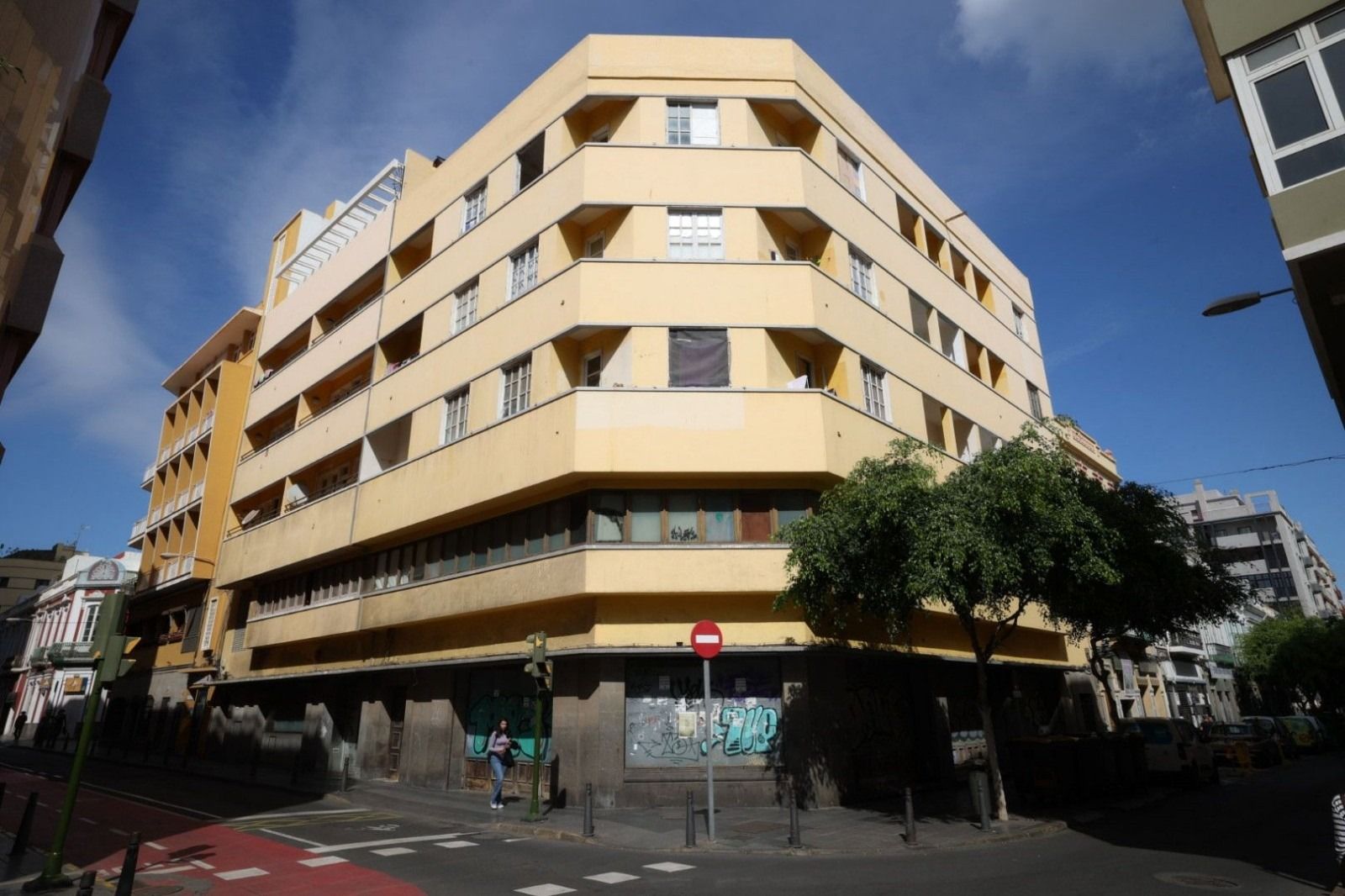 Edificio de la calle Nicolás Estévanez en el que está previsto el desalojo.