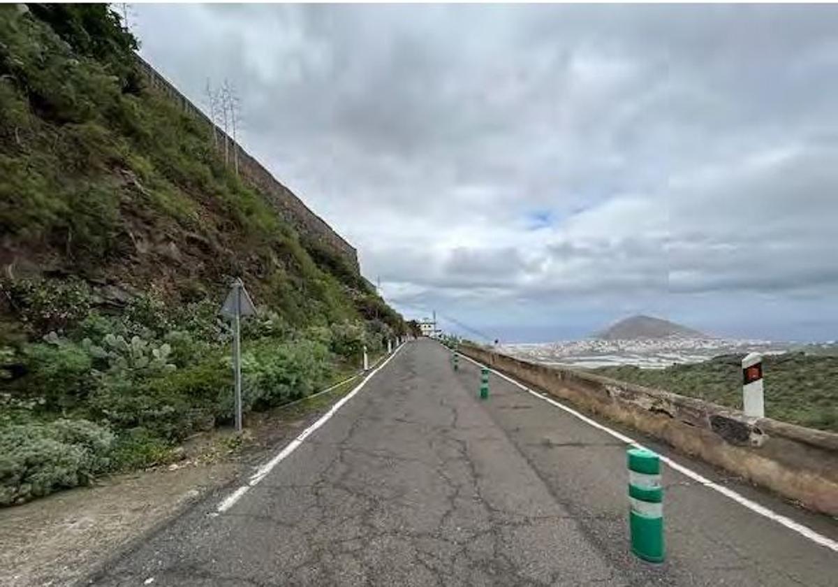 Bolardos instalados en un tramo pendiente de reparar en la carretera GC-220.