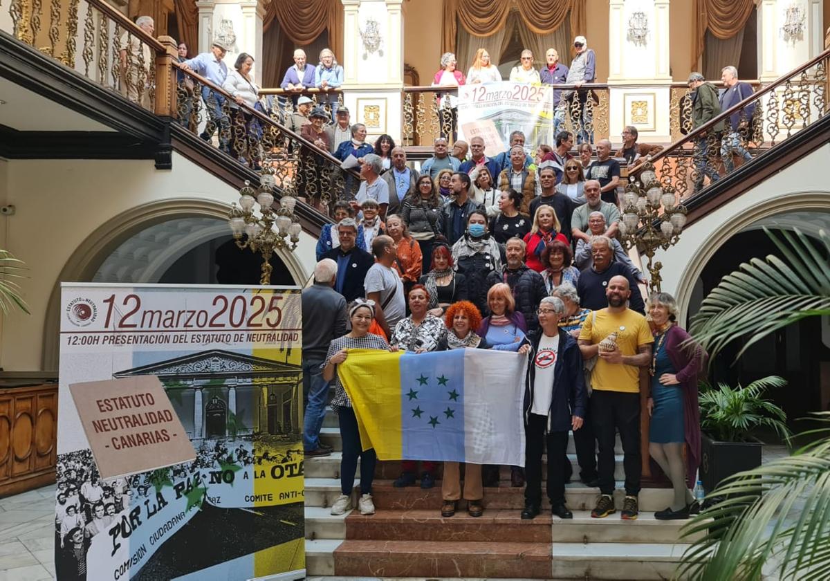 Presentación del movimiento por la neutralidad de Canarias en un acto en Las Palmas de Gran Canaria.