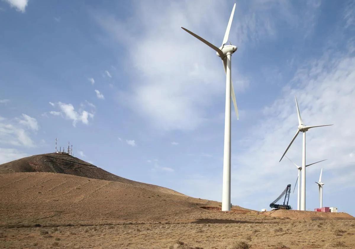 Aerogeneradores aún sin servicio.