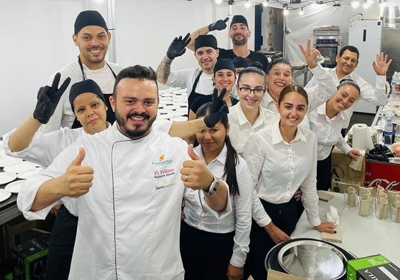 El chef canario-cubano Rigoberto Almeida, con su equipo.