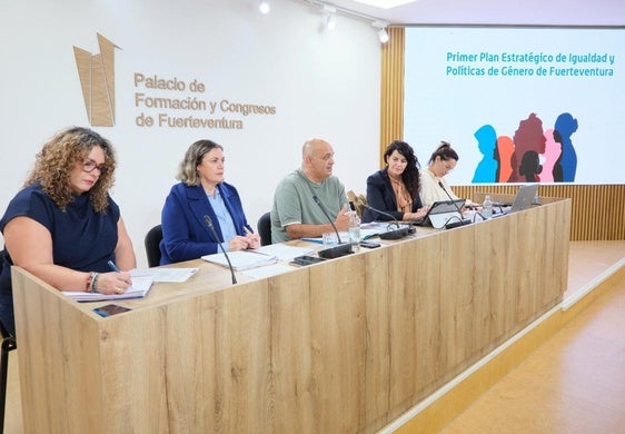 Víctor Alonso, consejero insular de Acción Social, presidió la constitución de la comisión negociadora.