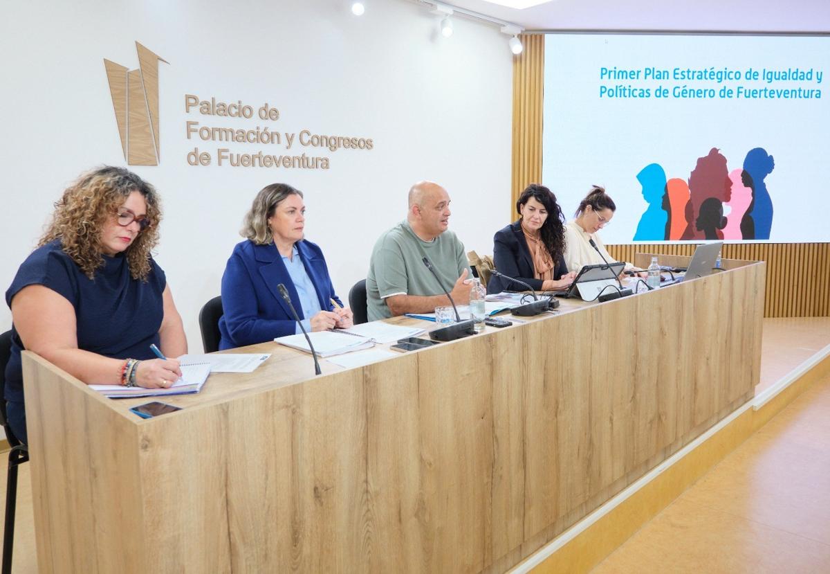 Víctor Alonso, consejero insular de Acción Social, presidió la constitución de la comisión negociadora.