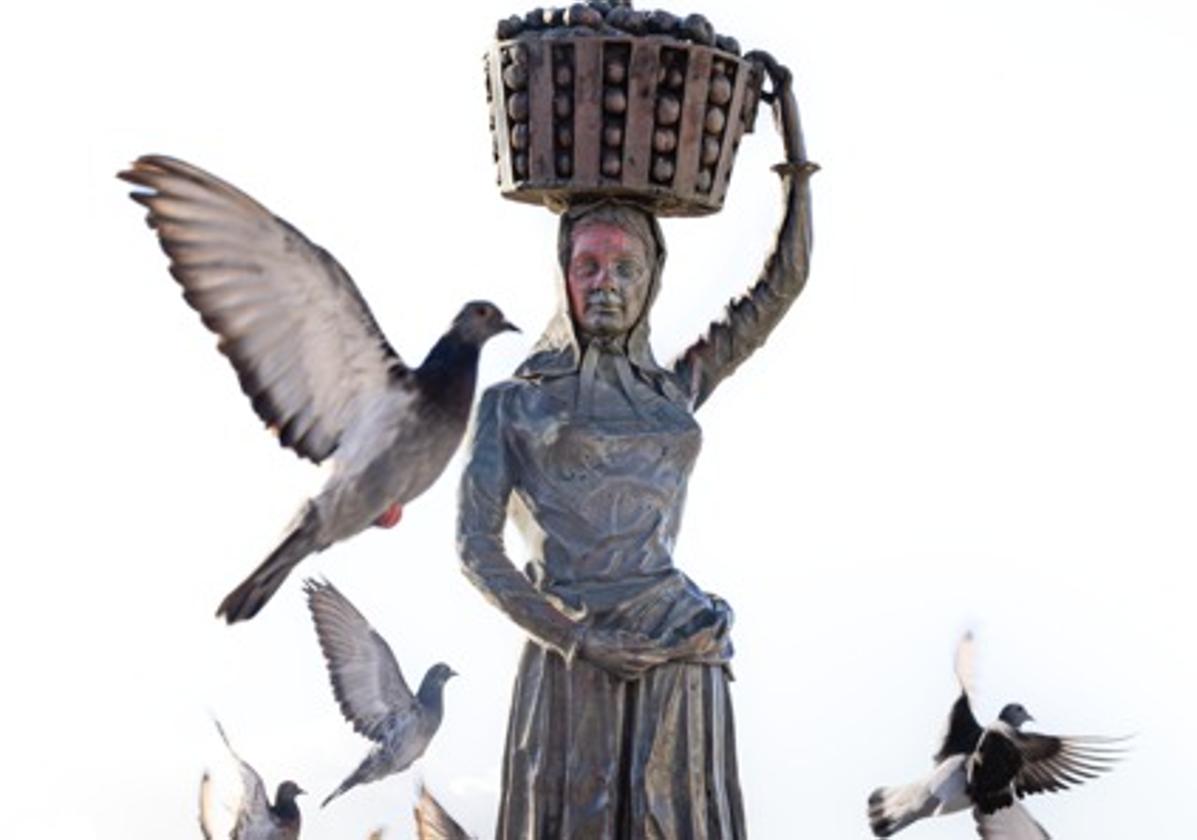 La escultura de La tomatera, en la avenida marítima de Gran Tarajal.