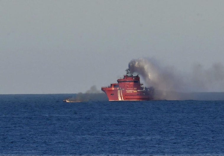 El barco pesquero que sufrió un incendio y un posterior hundimiento en la tarde de este miércoles.