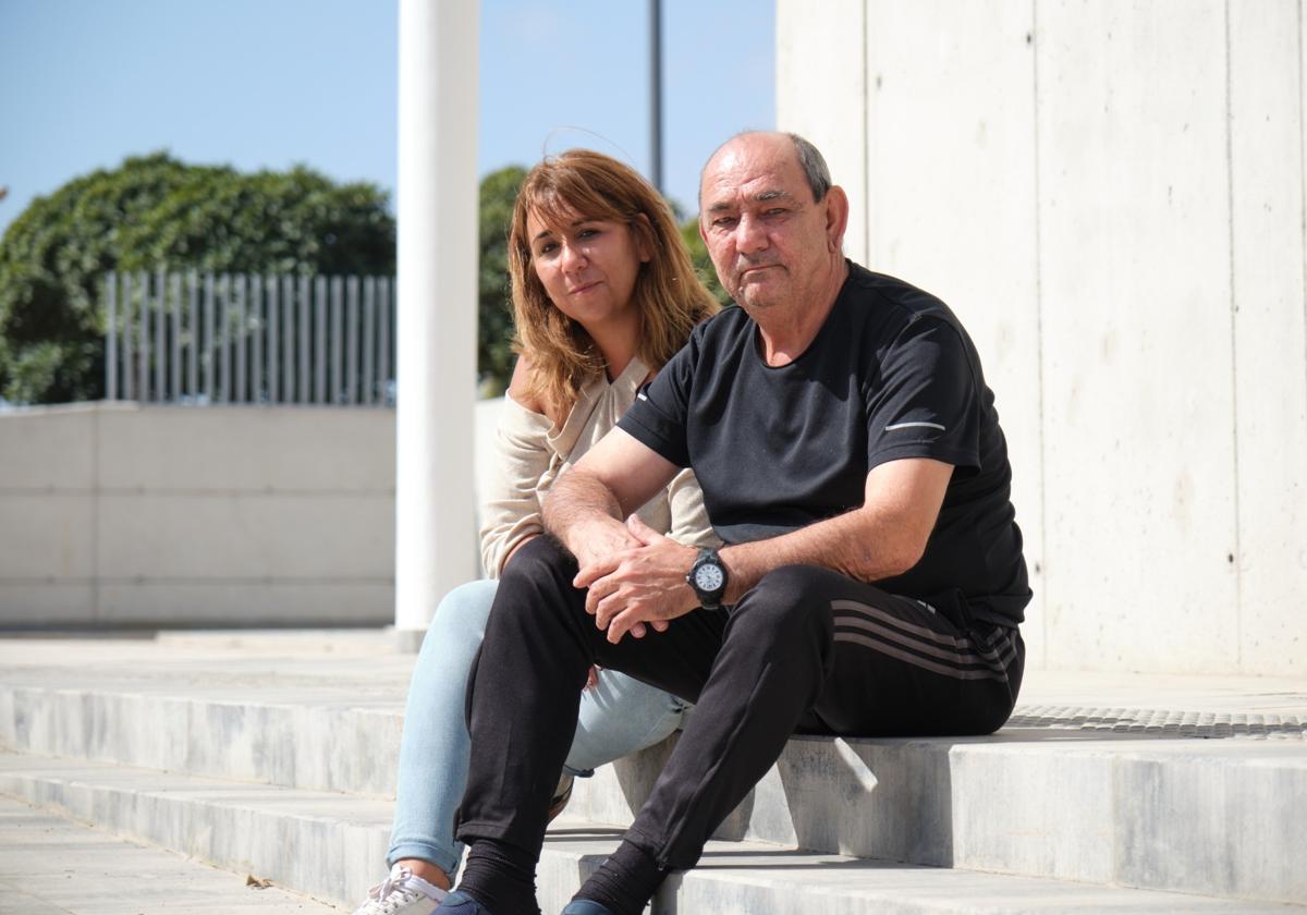 Gabriel Villa y su hija Paula, en Puerto del Rosario.