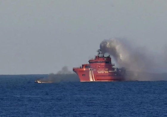 Imagen del pesquero en llamas, en el momento en el que acudieron al rescate Salvamento Marítimo