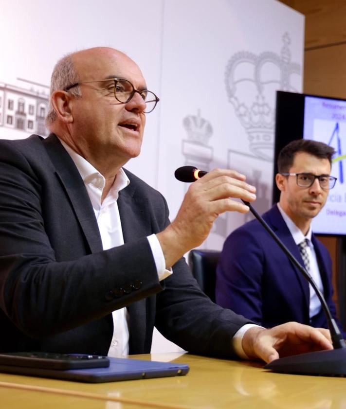 Imagen secundaria 2 - David Suárez (i) y Anselmo Pestana, delegado de la Aemet y delegado del Gobierno en Canarias, respectivamente, durante la presentación del balance climático.