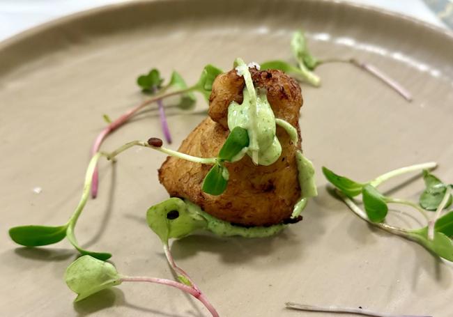 Buñuelo de bacalao con emulsión de cilantro