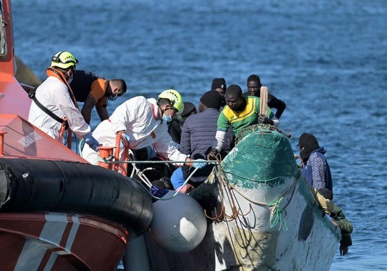 Llegada de 58 personas migrantes (56 hombres y dos mujeres) al puerto de La Restinga (El Hierro) este viernes.