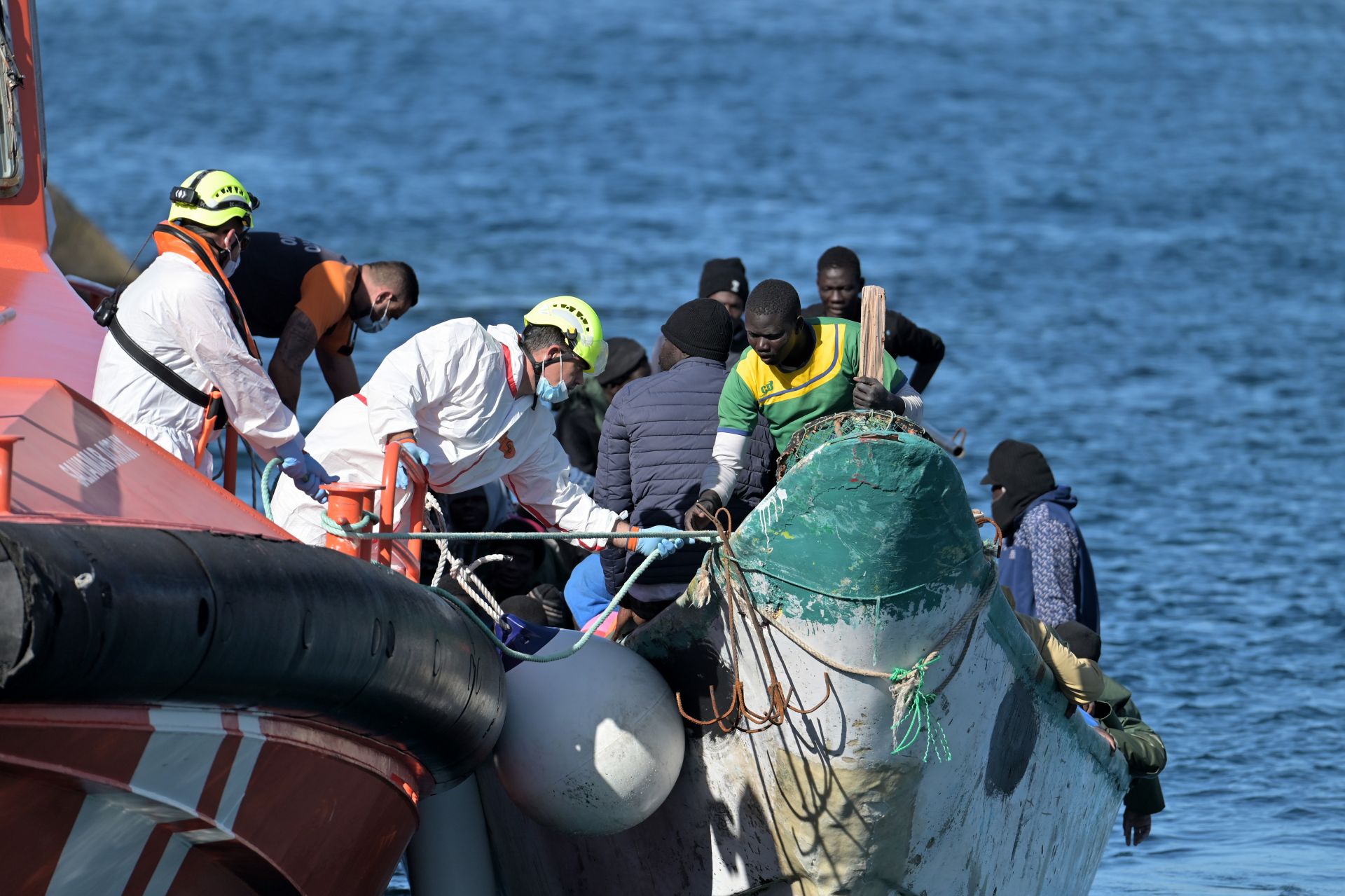 Llegada de 58 personas migrantes (56 hombres y dos mujeres) al puerto de La Restinga (El Hierro) este viernes.