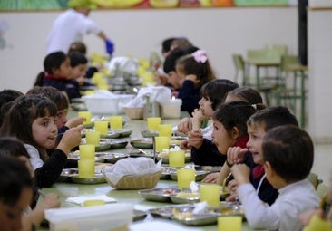 En las entrañas de un ecocomedor escolar: «Aquí fritos casi cero. Se hace todo al horno»