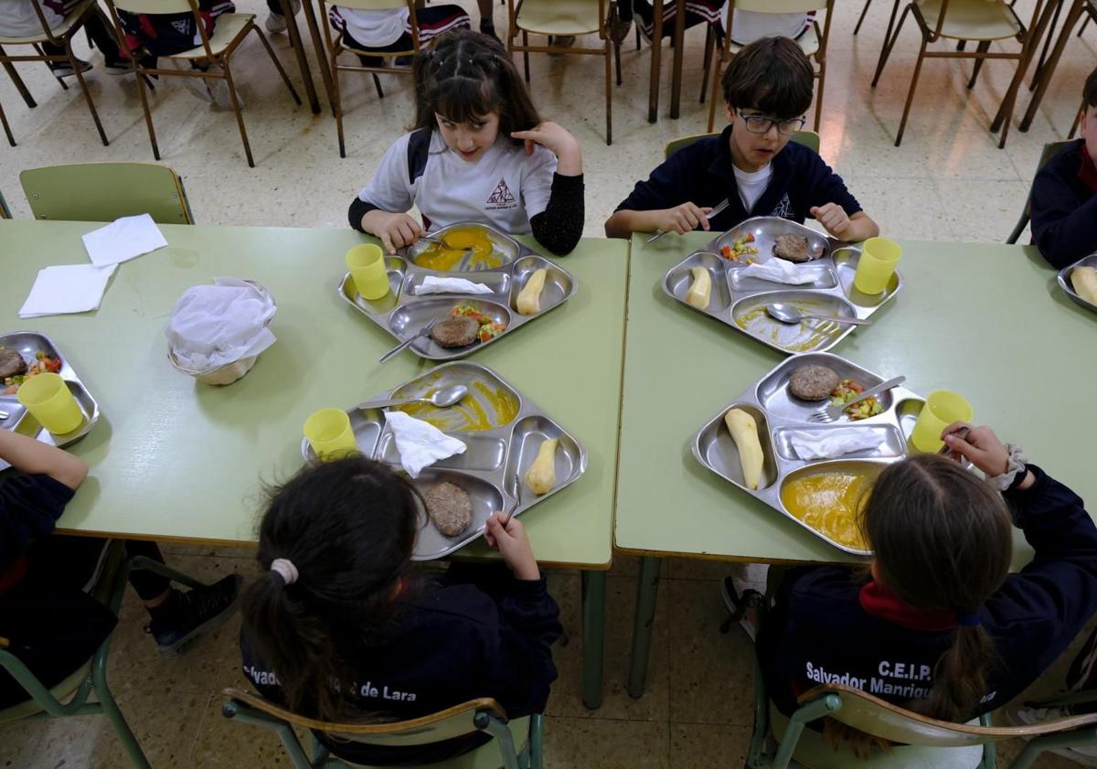 Imagen principal - El alumnado disfruta de su comida. Abajo a la izquierda, la directora del centro, Silvia Melado (d), junto con la encargada de la decoración del estand de India, Carmen Peñate.