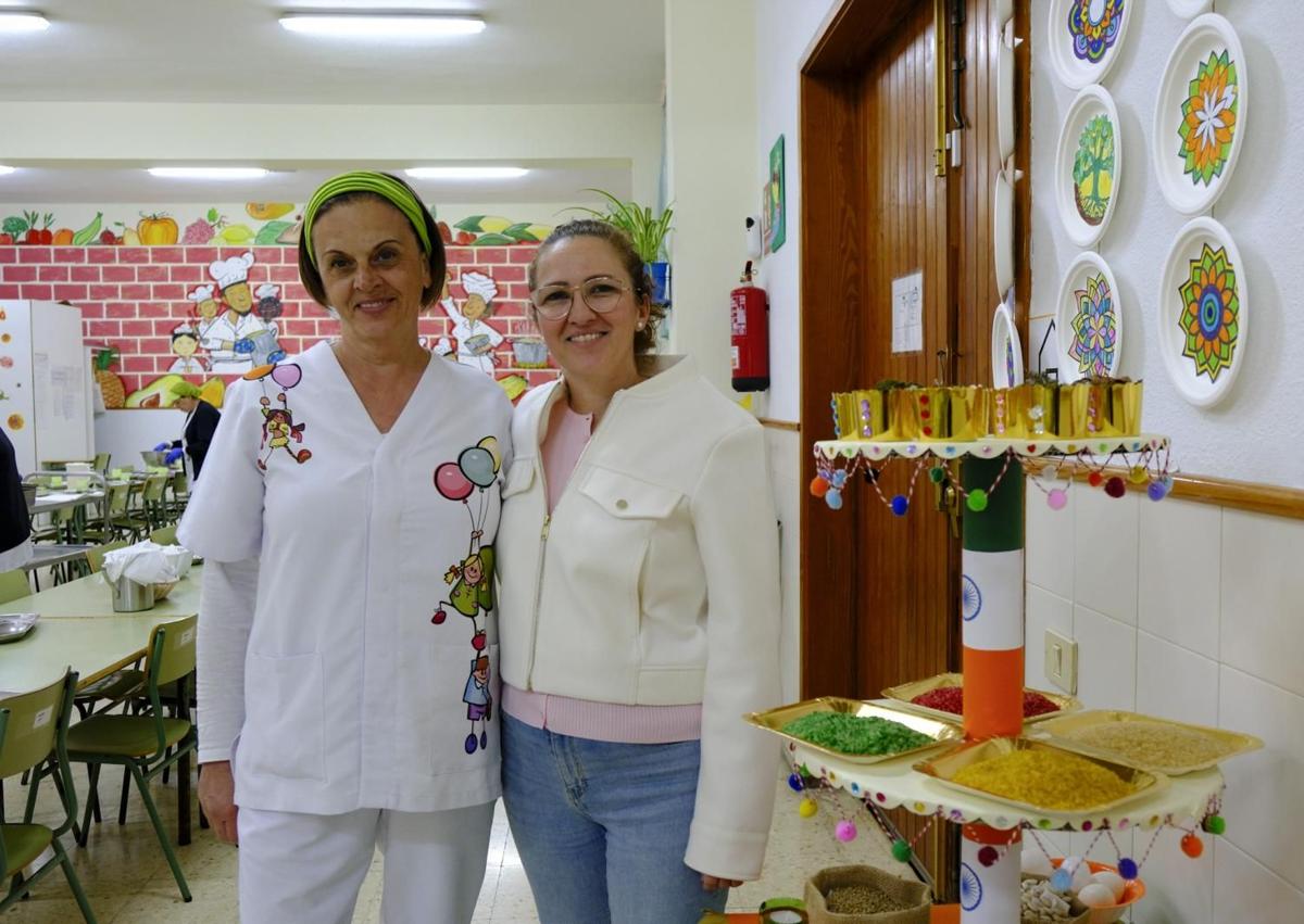 Imagen secundaria 1 - El alumnado disfruta de su comida. Abajo a la izquierda, la directora del centro, Silvia Melado (d), junto con la encargada de la decoración del estand de India, Carmen Peñate.