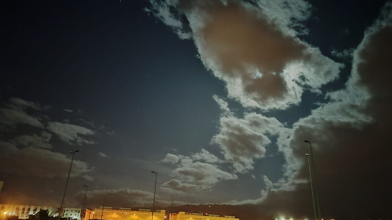 El cielo de Gran Canaria se tiñe de rojo con el eclipse de la luna de sangre