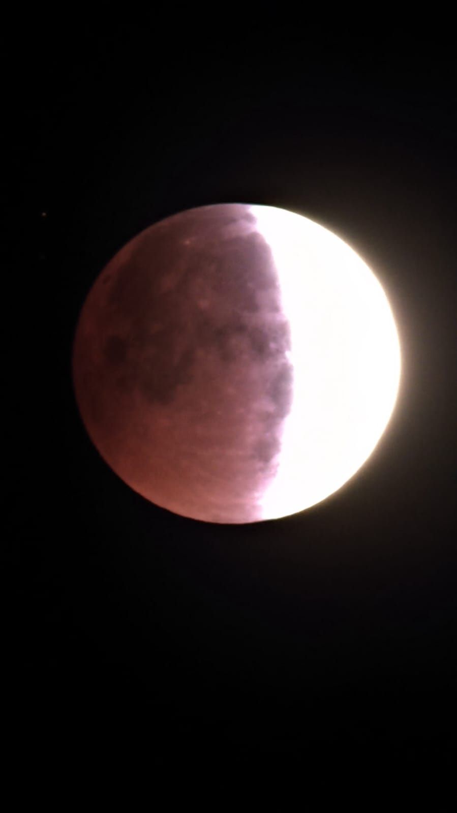 El cielo de Gran Canaria se tiñe de rojo con el eclipse de la luna de sangre