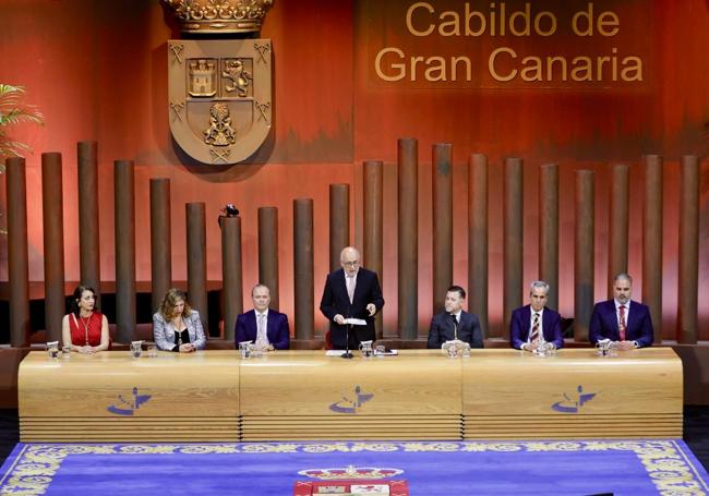 Antonio Morales leyendo el discurso oficial del acto de Honores y Distinciones.