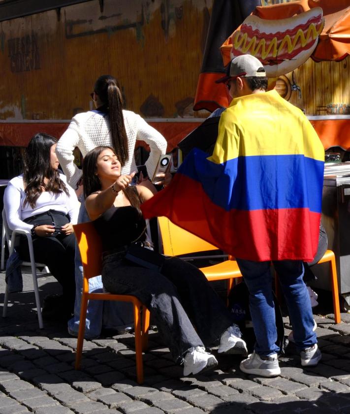 Imagen secundaria 2 - Grupo de seguidores, el primero de la fila y aspecto de la cola.