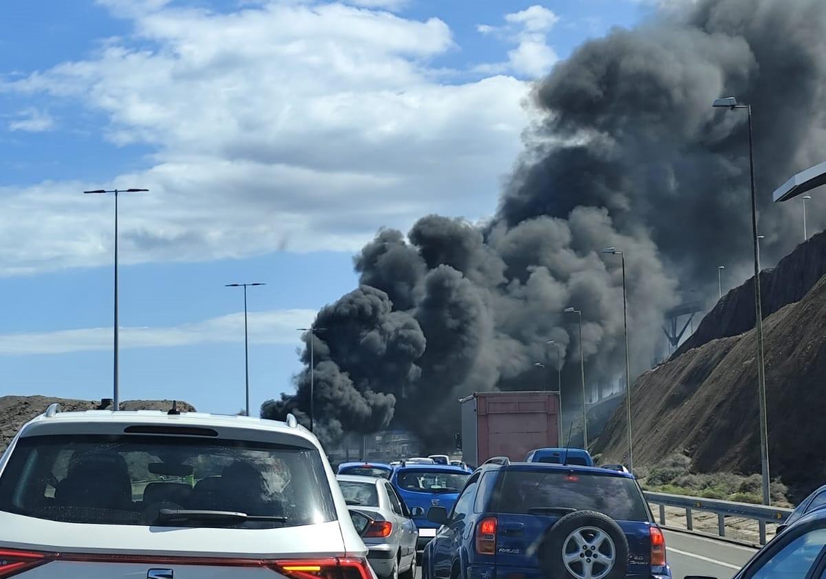 Imagen principal - Colapso total tras el incendio de una microguagua en la GC-1