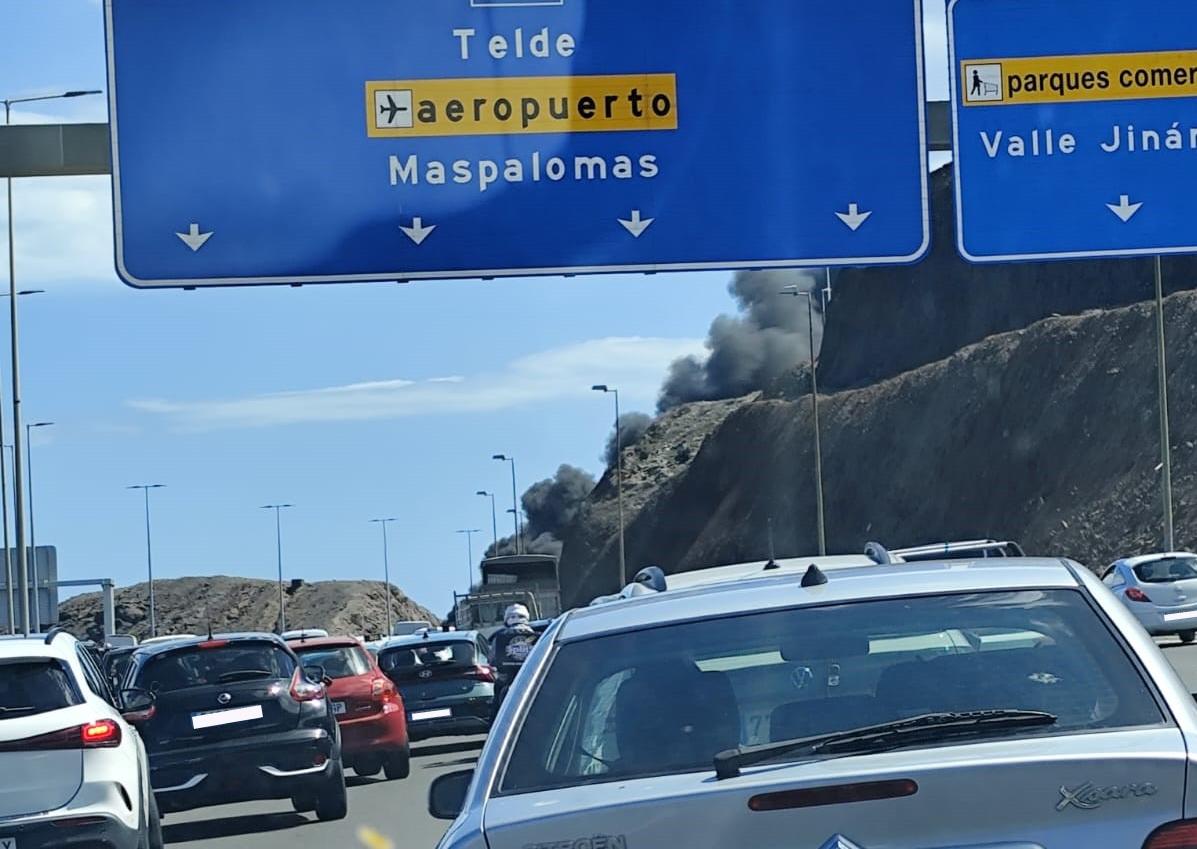 Imagen secundaria 1 - Colapso total tras el incendio de una microguagua en la GC-1