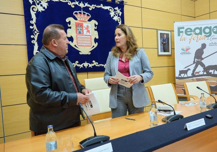 El consejero Matías Peña y la primera mandataria majorera Lola García, con el cartel de Feaga 2025.