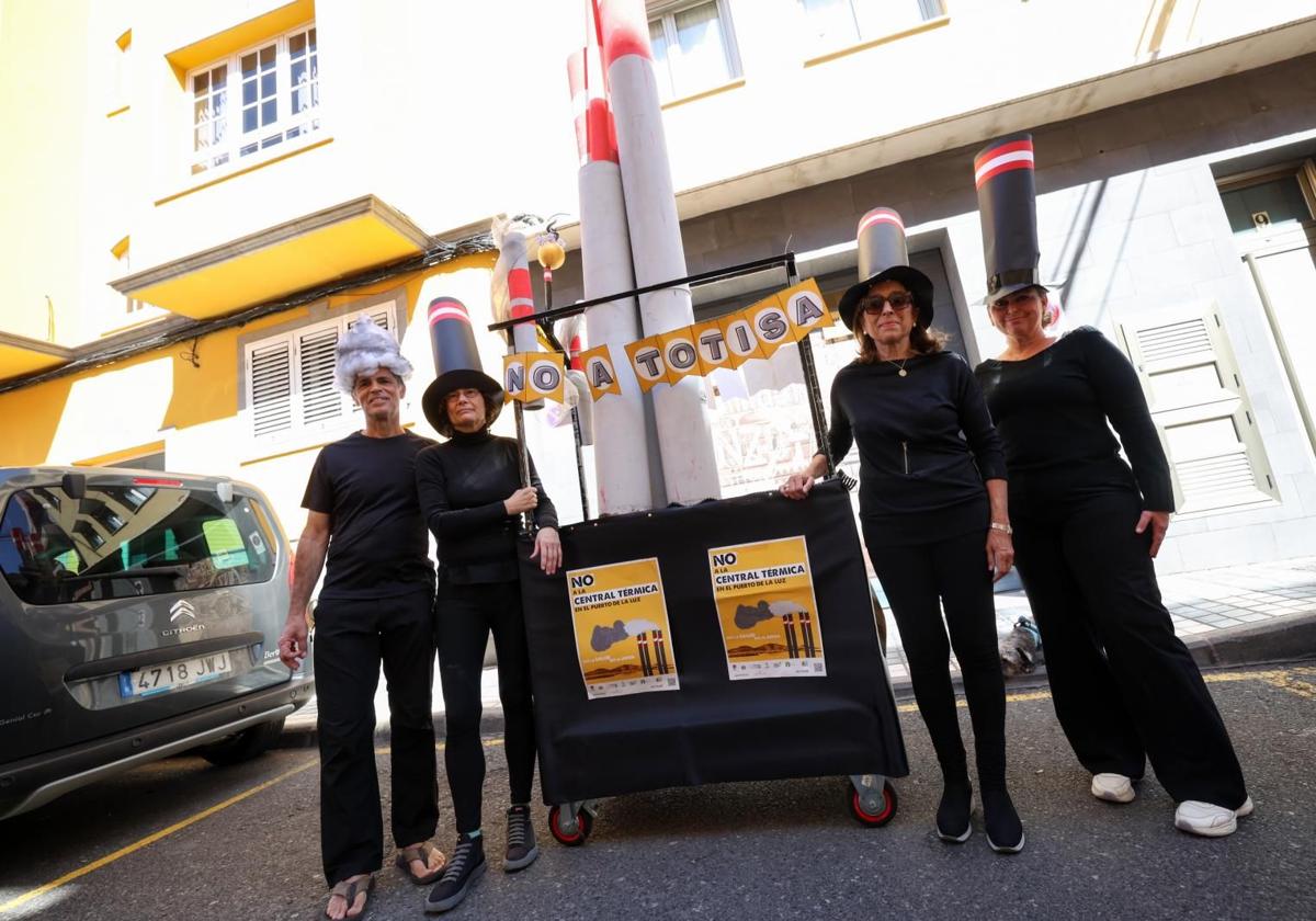 Miembros de la plataforma junto a la carreta que usarán en la cabalgata del carnaval de Las Palmas de Gran Canaria.