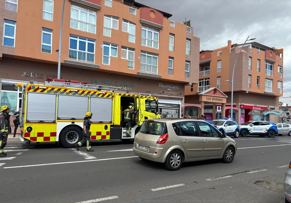 Imagen del edificio afectado en el que intervienen efectivos de Bomberos.