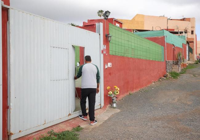 Se encerrará. Ernesto lo tiene claro. Si le tapian ese portón, se quedará dentro. Esta casa es su único techo.