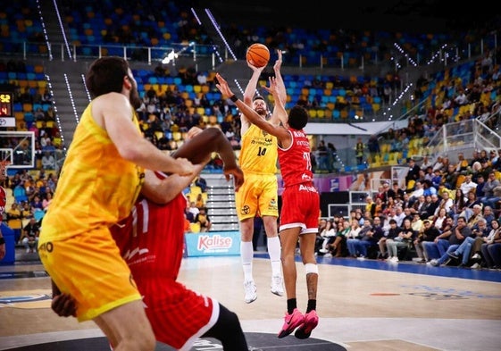 John Shurna lanza desde el exterior en el Arena.