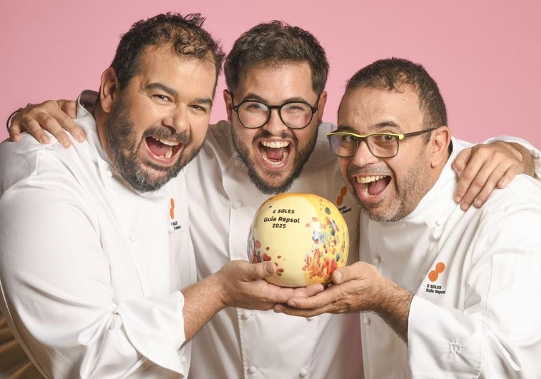 Los chefs del Poemas by Hermanos Padrón ya posan con sus dos soles Repsol