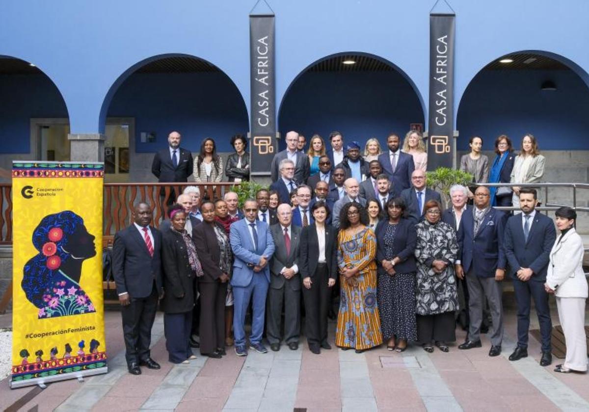 La secretaria de Estado de Cooperación, Eva Granados y el director de Casa África, José Segura (centro), junto a ponentes e invitados a la jornada.