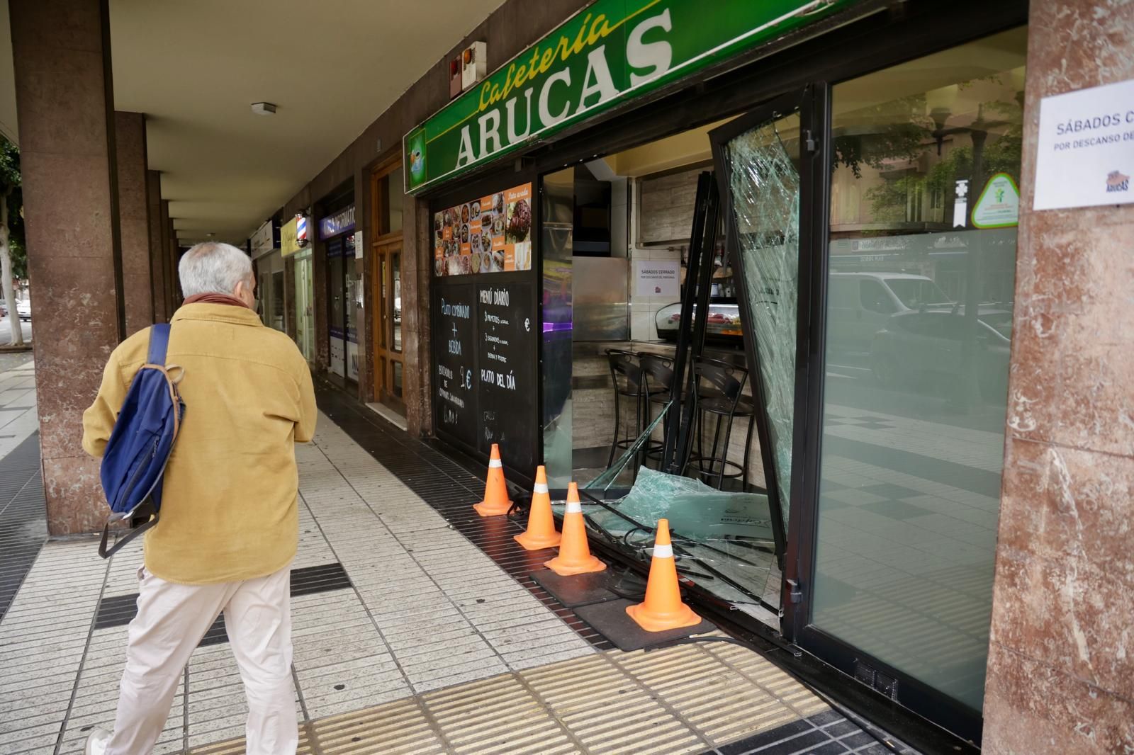 Así quedó una cafetería en la capital grancanaria tras el intento de robo con alunizaje