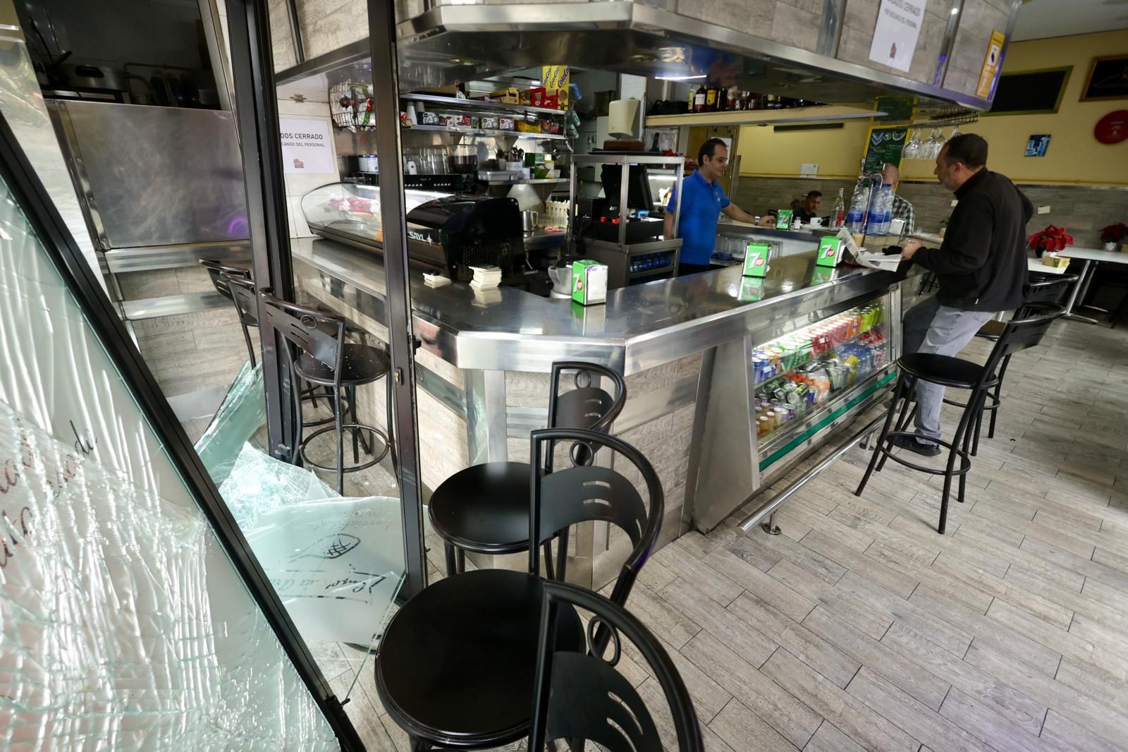 Así quedó una cafetería en la capital grancanaria tras el intento de robo con alunizaje