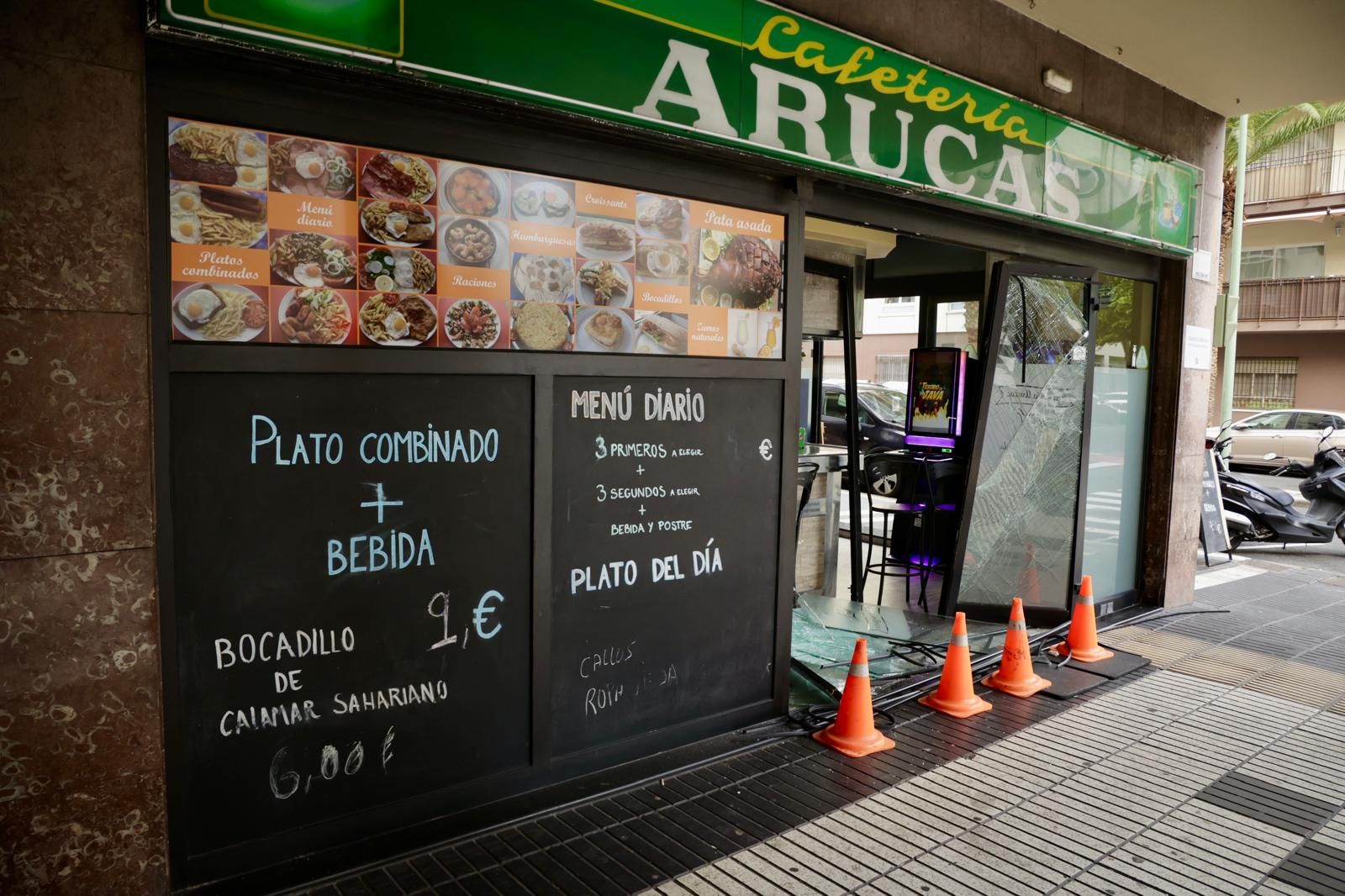 Así quedó una cafetería en la capital grancanaria tras el intento de robo con alunizaje