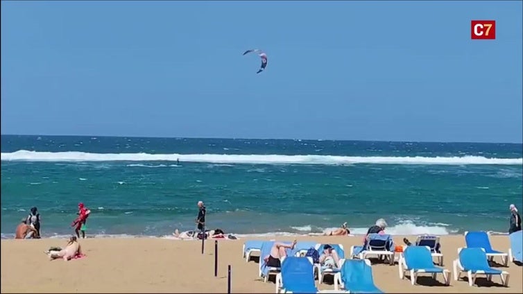 Nuevo episodio de kitesurf en Las Canteras