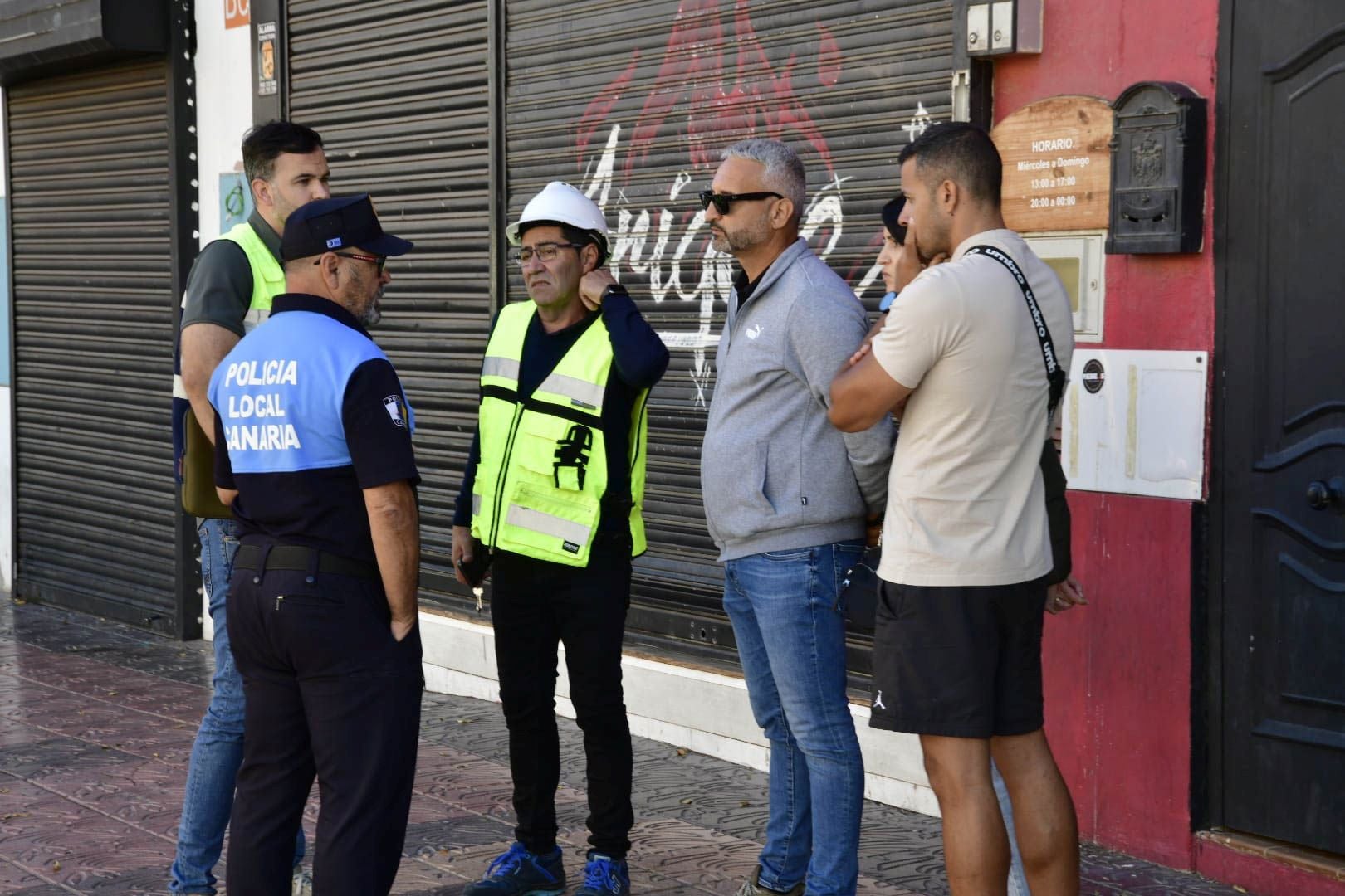 El edificio de Vecindario, desalojado y precintado por riesgo de derrumbe