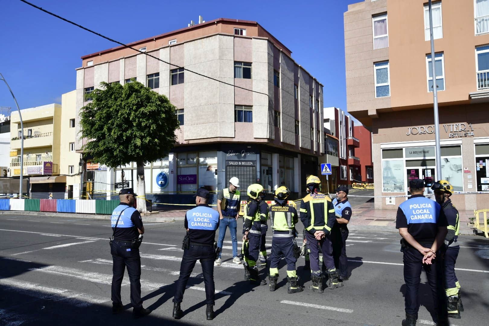 El edificio de Vecindario, desalojado y precintado por riesgo de derrumbe