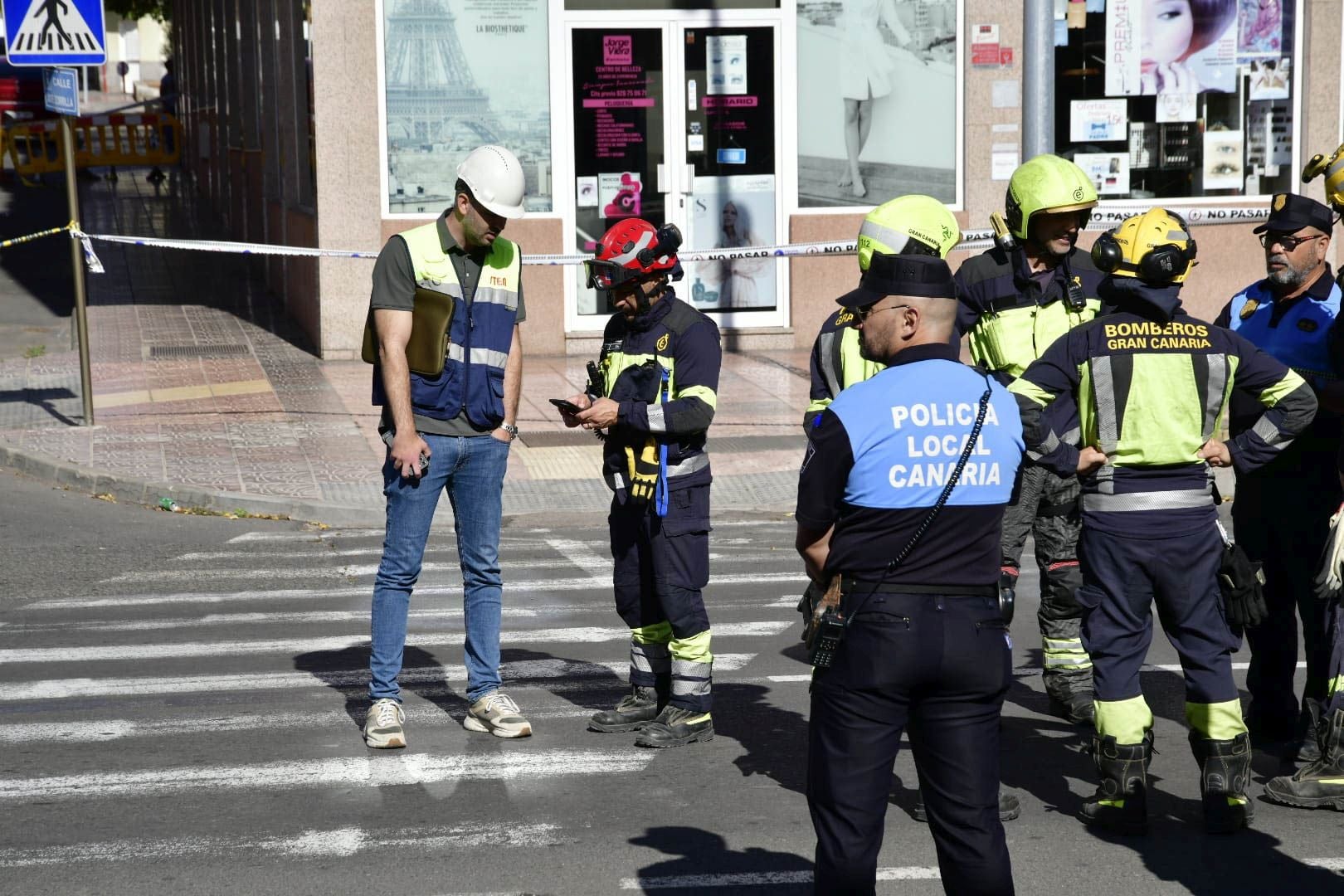 El edificio de Vecindario, desalojado y precintado por riesgo de derrumbe