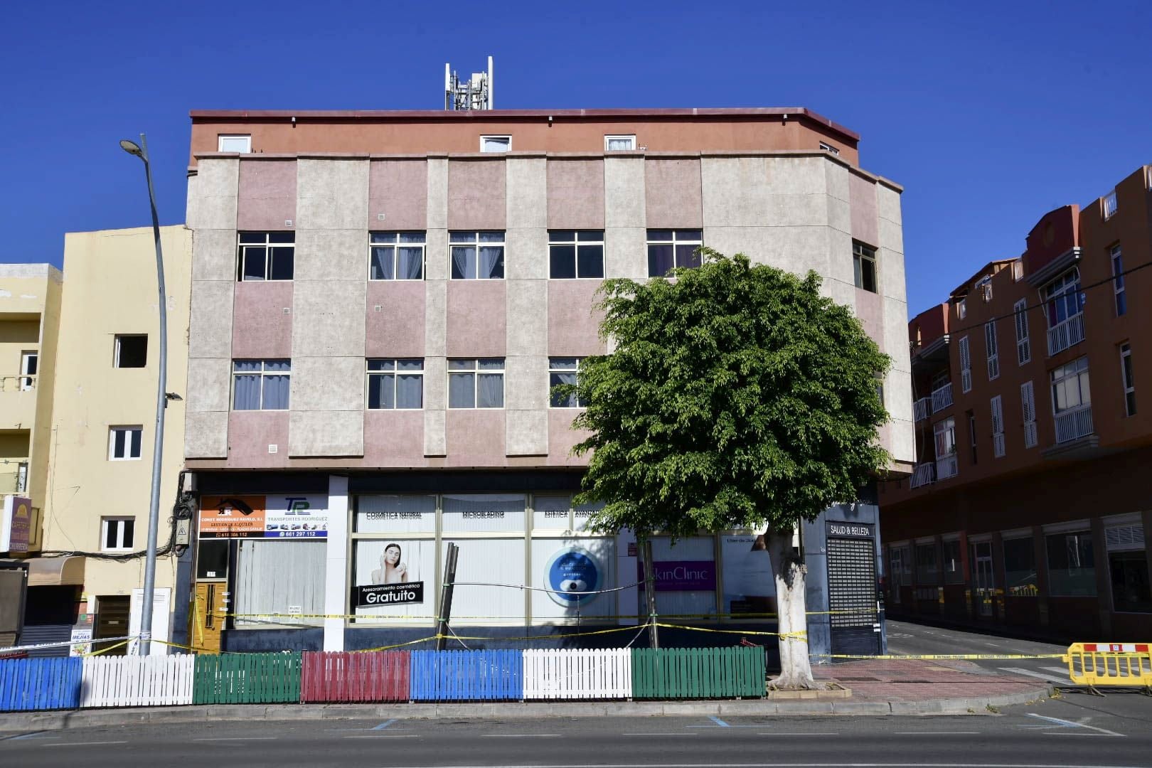 El edificio de Vecindario, desalojado y precintado por riesgo de derrumbe