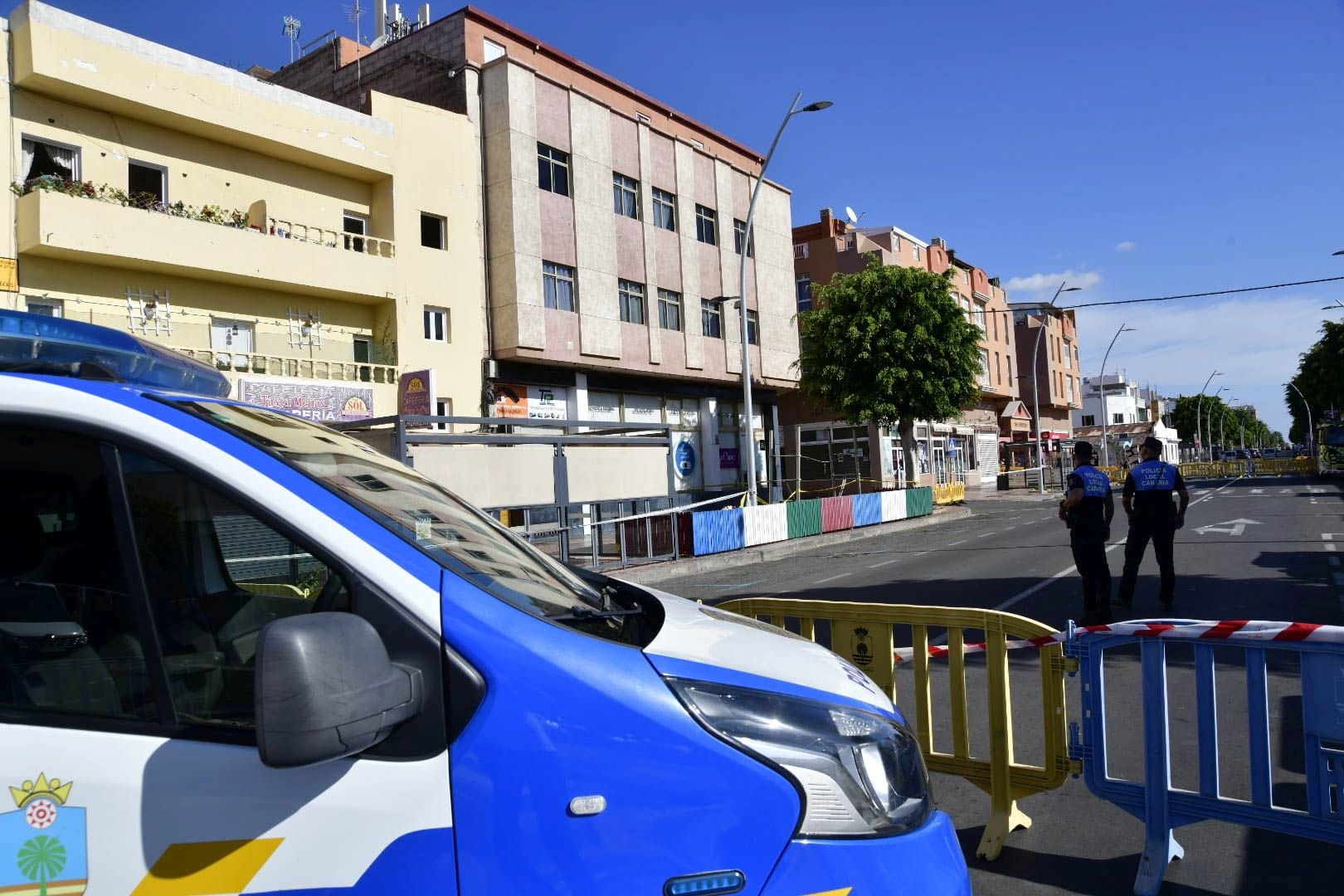 El edificio de Vecindario, desalojado y precintado por riesgo de derrumbe