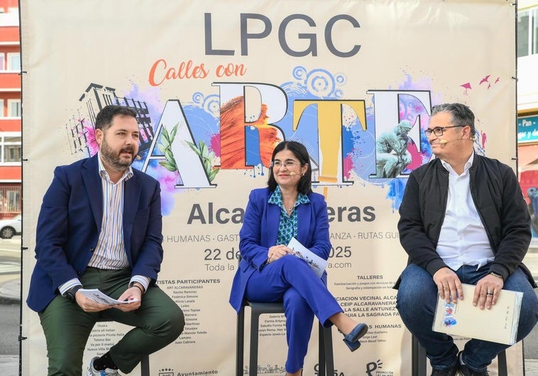 La alcaldesa, Carolina Darias, junto al concejal Josué Íñiguez y Víctor Galván, del colectivo Art Alcaravaneras, en la presentación de Calles con arte